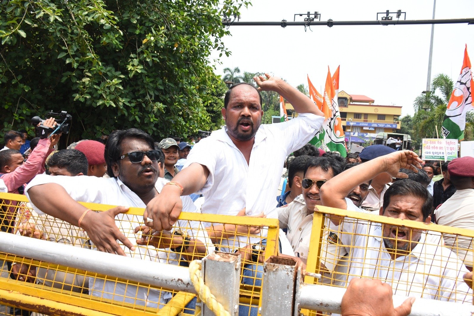 ସ୍ୱାସ୍ଥ୍ୟମନ୍ତ୍ରୀ ଙ୍କ ସରକାରୀ ବାସଗୃହ ଘେରାଉ କଲା ଯୁବ କଂଗ୍ରେସ।